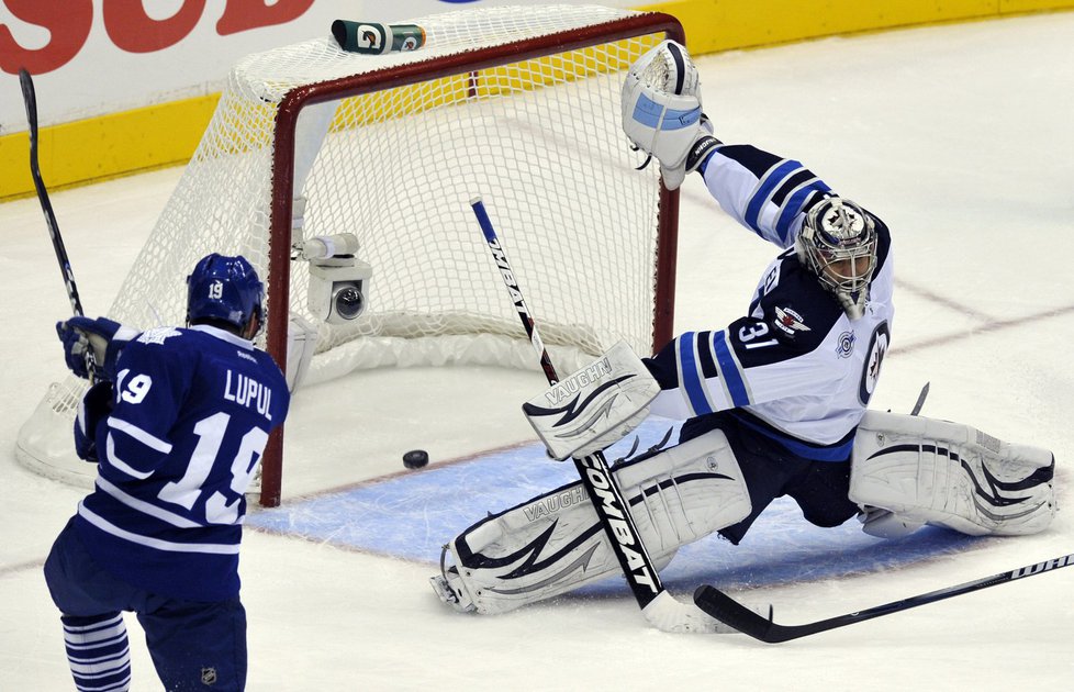 1050332-img-sport-hokej-nhl-winnipeg-toronto-ondrej-pavelec-joffrey-lupul